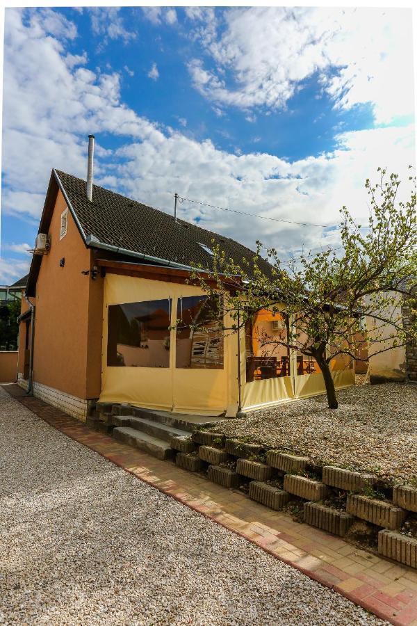 Gardi Apartman Szekszard Exterior photo